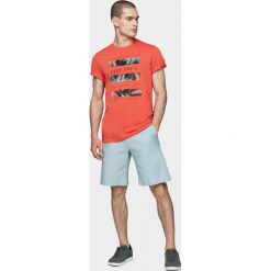 T-shirt męski TSM616 - łososiowy - Outhorn. Różowe koszulki męskie Outhorn, m, bez wzorów, z bawełny, bez kołnierzyka. W wyprzedaży za 29,99 zł.