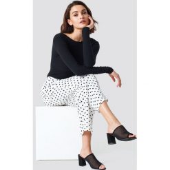 NA-KD Classic Luźne spodnie garniturowe - White. Białe spodnie damskie NA-KD Classic. W wyprzedaży za 97,17 zł.