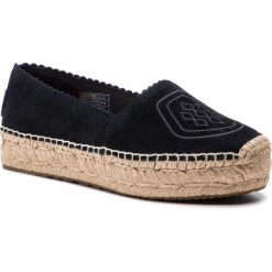 Espadryle UGG - W Heidi Perf 1100981 W/Blk. Czarne espadryle damskie Ugg, bez wzorów, z zamszu, bez obcasa, na płaskiej podeszwie, bez zapięcia. W wyprzedaży za 359,00 zł.