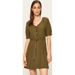 Vero Moda - Sukienka. Zielone sukienki damskie Vero Moda, na co dzień, s, bez wzorów, z wiskozy, casualowe, bez kołnierzyka, z krótkim rękawem, krótkie, mini, rozkloszowane. W wyprzedaży za 149,90 zł.