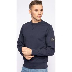 Bluza Calvin Klein Jeans Monogram Sleeve Badge J30J314035. Niebieskie bluzy męskie Calvin Klein Jeans, s, bez wzorów, z bawełny, bez kołnierzyka, bez rękawów, bez kaptura. Za 399,00 zł.