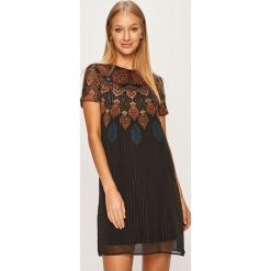 Desigual - Sukienka. Niebieskie sukienki damskie Desigual, na co dzień, m, w kwiaty, z elastanu, casualowe, z okrągłym kołnierzem, bez rękawów, maxi, rozkloszowane. W wyprzedaży za 359,90 zł.