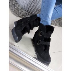 Czarne trampki na koturnie ocieplane na rzepy Lu Boo - czarny. Czarne botki damskie Lu Boo, bez obcasa, na koturnie, na rzepy. Za 79,95 zł.