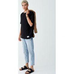 Bluza z krótkim rękawem i napisem. Czarne bluzy męskie Pull&Bear, m, z napisami, bez kołnierzyka, z krótkim rękawem, krótkie, bez kaptura. Za 69,90 zł.