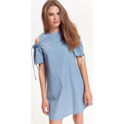 LUŹNA SUKIENKA COLD SHOLDER. Niebieskie sukienki dziewczęce marki TROLL, na lato, bez wzorów, z tkaniny, eleganckie, bez rękawów, z odkrytymi ramionami. W wyprzedaży za 59,99 zł.