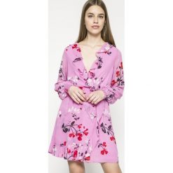 Vero Moda - Sukienka Hallie. Różowe sukienki damskie Vero Moda, na co dzień, s, w kwiaty, z poliesteru, casualowe, bez kołnierzyka, z długim rękawem, długie, mini, rozkloszowane. W wyprzedaży za 69,90 zł.