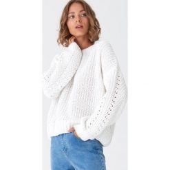 Sweter oversize z szenili - Biały. Białe swetry damskie House, s, bez wzorów, bez rękawów, bez kaptura. Za 89,99 zł.
