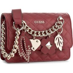 Torebka GUESS - Stassie (VG) HWVG67 79780 LIP. Czerwone listonoszki damskie marki Guess, z aplikacjami. W wyprzedaży za 279,00 zł.