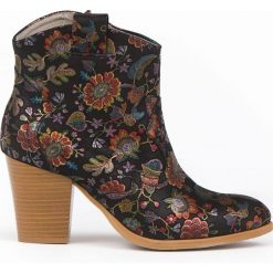 Botki kowbojki na obcasie - skóra naturalna - model 471 - kolor czarne liście. Czarne botki damskie Zapato, ze skóry, bez obcasa, na obcasie, bez zapięcia. W wyprzedaży za 319,20 zł.