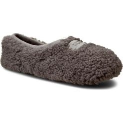 Kapcie UGG - W Birche 1007721 W/Grey. Szare klapki damskie Ugg, bez wzorów, z wełny, bez obcasa. Za 399,00 zł.