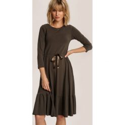 Khaki Sukienka Echirose. Brązowe sukienki damskie Renee, na lato, xl, bez wzorów, bez kołnierzyka, bez rękawów. Za 89,99 zł.