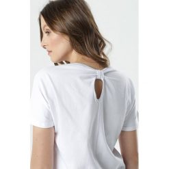 Biały T-shirt Aclurgh. Białe bluzki damskie Born2be, s, bez wzorów, bez kołnierzyka, bez rękawów. W wyprzedaży za 54,99 zł.