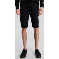 Szorty z kolekcji Cherry Blossom - Czarny. Czarne spodenki i szorty męskie Cropp, m, bez wzorów. Za 89,99 zł.
