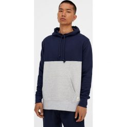 Bluza z kapturem i panelami. Szare bluzy męskie Pull&Bear, m, bez wzorów, z kapturem, bez rękawów, z kapturem. Za 79,90 zł.