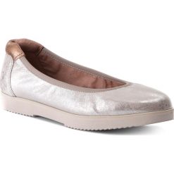 Półbuty TAMARIS - 1-22131-20 Silver 941. Szare półbuty damskie Tamaris, na co dzień, bez wzorów, ze skóry, bez obcasa, na płaskiej podeszwie, bez zapięcia. W wyprzedaży za 149,00 zł.