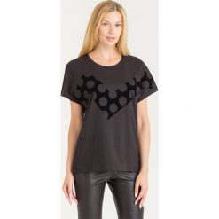 T-SHIRT EMPORIO ARMANI. Czarne t-shirty damskie Emporio Armani, z nadrukiem, z materiału, z okrągłym kołnierzem. Za 407,40 zł.