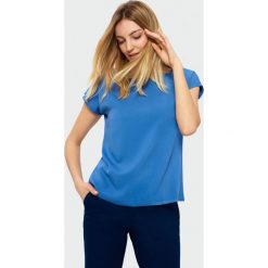 Elegancki top z krótkim rękawem niebieski. Niebieskie topy damskie e-margeritka.pl, uniwersalny, bez wzorów, z lyocellu, z okrągłym kołnierzem. Za 59,99 zł.