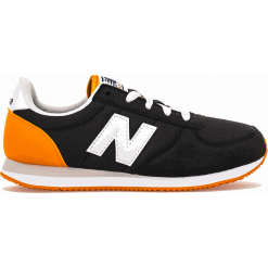 New Balance YC220BKO. Czarne buty dziewczęce sportowe New Balance, na lato, bez wzorów, z materiału, bez zapięcia. Za 249,99 zł.