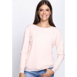 Różowy Sweter Respectful. Czerwone swetry klasyczne damskie marki Born2be, l, z satyny, z dekoltem na plecach. Za 64,99 zł.