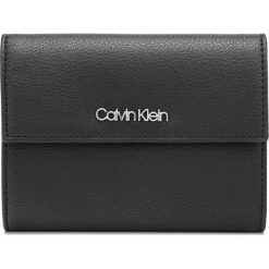 Calvin Klein Portfel Czarny. Czarne portfele damskie Calvin Klein, bez wzorów, z materiału. Za 238,95 zł.