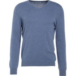 Johnstons Cashmere VNECK Sweter light blue. Niebieskie swetry klasyczne męskie marki Johnstons Cashmere, m, z bawełny. W wyprzedaży za 467,60 zł.
