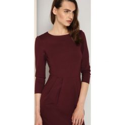 SUKIENKA DAMSKA. Czerwone sukienki damskie Top Secret, na co dzień, na zimę, bez wzorów, eleganckie, z dekoltem na plecach, z długim rękawem, długie, maxi, proste. W wyprzedaży za 59,99 zł.