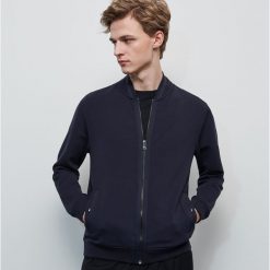 Rozpinana bluza w stylu bomberki - Granatowy. Niebieskie bluzy męskie Reserved, s, bez wzorów, bez kołnierzyka, bez rękawów, bez kaptura. Za 119,99 zł.