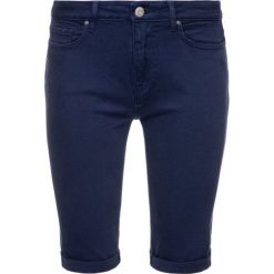 Szorty jeansowe TOMMY HILFIGER Venice Bermuda WW0WW25109. Niebieskie szorty damskie TOMMY HILFIGER, bez wzorów, z elastanu. W wyprzedaży za 229,00 zł.