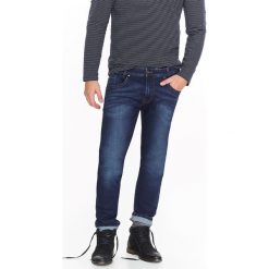SPODNIE MĘSKIE JEANSOWE O DOPASOWANYM KROJU. Niebieskie spodnie męskie Top Secret, na co dzień, na jesień, m, bez wzorów, z jeansu, eleganckie. W wyprzedaży za 59,99 zł.