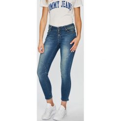 Mustang - Jeansy. Niebieskie jeansy damskie slim marki Mustang, z aplikacjami, z elastanu, z obniżonym stanem. W wyprzedaży za 219,90 zł.