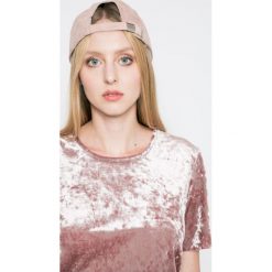 Only - Top Punti Velour. Różowe topy damskie ONLY, s, bez wzorów, z elastanu, casualowe, z okrągłym kołnierzem, z krótkim rękawem. W wyprzedaży za 39,90 zł.