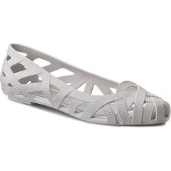 Baleriny MELISSA - Jean+Jason Wu VI Ad 31698 White 01177. Białe baleriny damskie Melissa, bez wzorów, z tworzywa sztucznego, klasyczne, bez obcasa, na płaskiej podeszwie. W wyprzedaży za 219,00 zł.