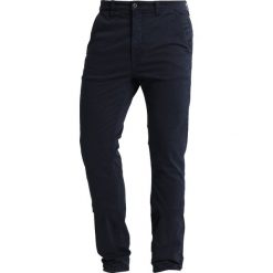 Nudie Jeans SLIM ADAM Chinosy dark midnight. Niebieskie spodnie męskie marki Nudie Jeans, m, bez wzorów, z elastanu. Za 579,00 zł.