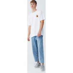 Koszulka z krótkim rękawem i haftem. Niebieskie koszulki męskie Pull&Bear, m, z haftami, bez kołnierzyka, z krótkim rękawem, krótkie. Za 29,90 zł.