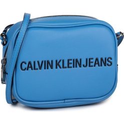 Torebka CALVIN KLEIN JEANS - Sculpted Camera Bag K60K605791 CJJ. Niebieskie listonoszki damskie Calvin Klein Jeans, z aplikacjami, z jeansu, zdobione, bez dodatków. W wyprzedaży za 189,00 zł.