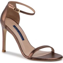 Sandały STUART WEITZMAN - Nudistsong 1L23143 Bronze Lama Nappa. Pomarańczowe klapki damskie Stuart Weitzman, bez wzorów, ze skóry, bez obcasa, na obcasie. W wyprzedaży za 839,00 zł.