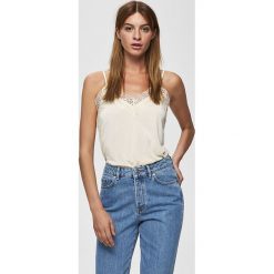 Top w kolorze beżowym. Białe topy damskie Selected Femme, m, w koronkowe wzory, z koronki, bez kołnierzyka. W wyprzedaży za 87,95 zł.
