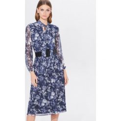Sukienka midi w kwiaty - Niebieski. Niebieskie sukienki damskie Mohito, s, w kwiaty, bez kołnierzyka, bez rękawów, midi. Za 139,99 zł.