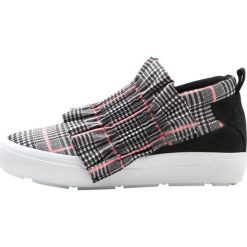 MSGM Półbuty wsuwane black /black white pink tartan. Czarne półbuty damskie marki MSGM, ze skóry. W wyprzedaży za 663,60 zł.