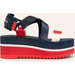Tommy Jeans - Sandały. Niebieskie klapki damskie Tommy Jeans, bez wzorów, z jeansu, bez obcasa, na obcasie. W wyprzedaży za 159,90 zł.