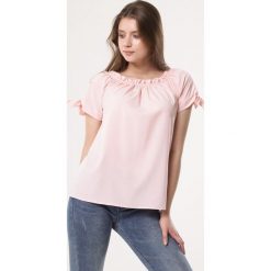 Różowa Bluzka Authority. Różowe bluzki damskie Born2be, xl, z aplikacjami, bez kołnierzyka, z krótkim rękawem. Za 49,99 zł.