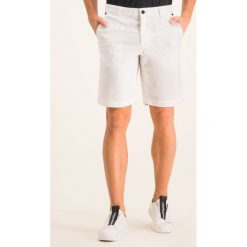 Szorty materiałowe EA7 Emporio Armani 3GPS12 PN71Z 1100. Białe spodenki i szorty męskie EA7 Emporio Armani, s, bez wzorów, z elastanu. W wyprzedaży za 299,00 zł.