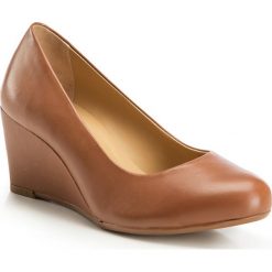 Buty damskie. Niebieskie czółenka damskie Wittchen, na co dzień, bez wzorów, ze skóry, na niskim obcasie, na koturnie. W wyprzedaży za 389,90 zł.