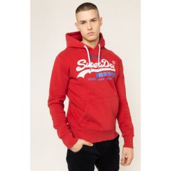 Bluza Superdry Vl Desert M2000130A. Czerwone bluzy męskie Superdry, xxl, bez wzorów, z bawełny, bez kołnierzyka, bez rękawów, bez kaptura. W wyprzedaży za 269,00 zł.