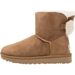 UGG ARIELLE Botki chestnut. Brązowe buty zimowe damskie marki Ugg, z materiału. Za 859,00 zł.