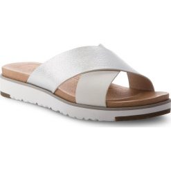 Klapki UGG - W Kari 1018901 W/Slvr. Szare klapki damskie Ugg, bez wzorów, ze skóry, bez obcasa. W wyprzedaży za 319,00 zł.