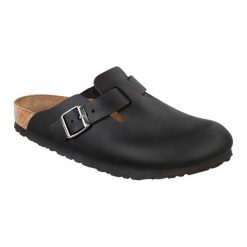 Skórzane chodaki w kolorze czarnym. Czarne klapki damskie Birkenstock, bez wzorów, ze skóry, bez obcasa. W wyprzedaży za 369,95 zł.