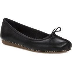 Baleriny CLARKS - Freckle Ice 203529294 Black Leather. Czarne baleriny damskie Clarks, z aplikacjami, ze skóry, etno, bez obcasa. Za 329,00 zł.