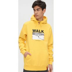 Bluza z photoprintem - Żółty. Żółte bluzy męskie Cropp, s, bez wzorów, bez kołnierzyka, bez rękawów, bez kaptura. Za 109,99 zł.