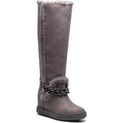 Kozaki GUESS - FLFSH4 ESU11 DGREY. Szare kozaki damskie Guess, z tworzywa sztucznego, przed kolano, na wysokim obcasie, na obcasie, bez zapięcia. W wyprzedaży za 389,00 zł.